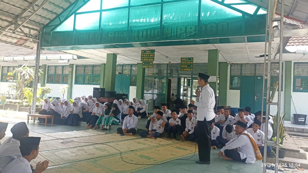 Kobarkan Semangat Kepala Madrasah MTsN 1 Kulon Progo Beri Motivasi Duta PKM