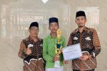 Apresiasi Prestasi Peserta Didik, Kepala MTsN 1 Kulon Progo Serahkan Penghargaan